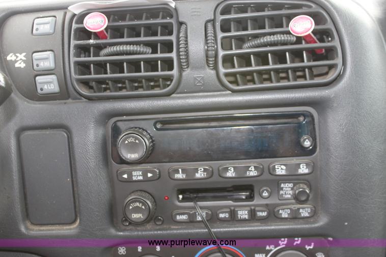 image for item D5439 2004 Chevrolet S-10 pickup truck