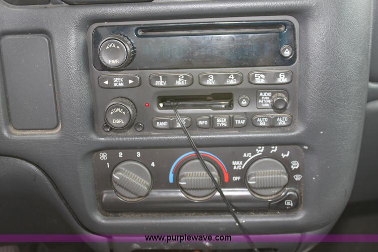 image for item D5439 2004 Chevrolet S-10 pickup truck