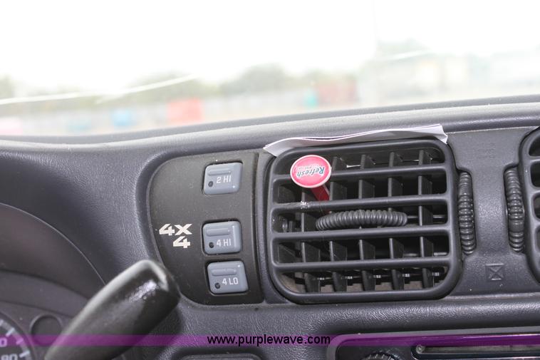 image for item D5439 2004 Chevrolet S-10 pickup truck