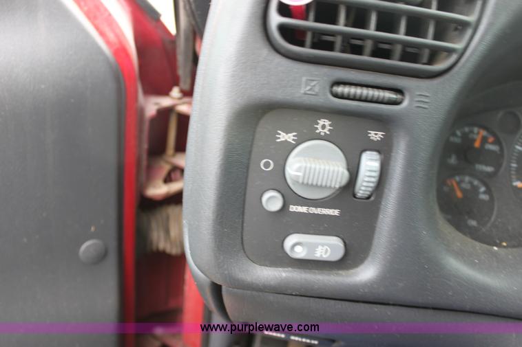 image for item D5439 2004 Chevrolet S-10 pickup truck