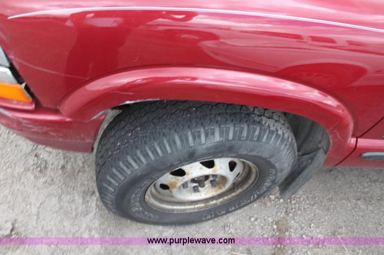 image for item D5439 2004 Chevrolet S-10 pickup truck