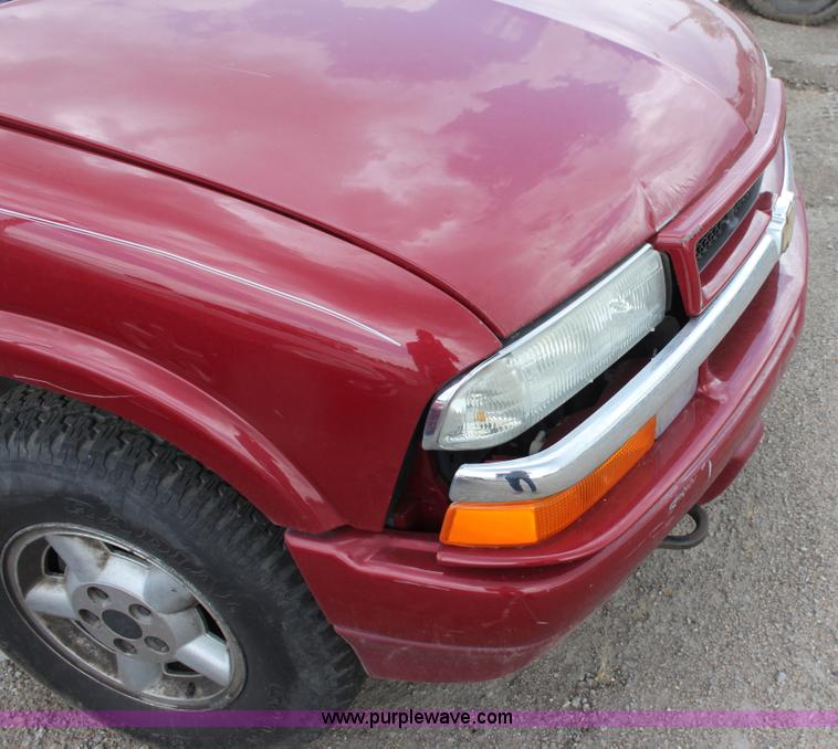 image for item D5439 2004 Chevrolet S-10 pickup truck