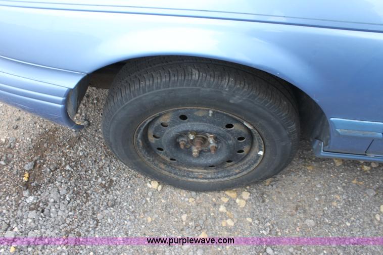 image for item D5442 1995 Ford Taurus