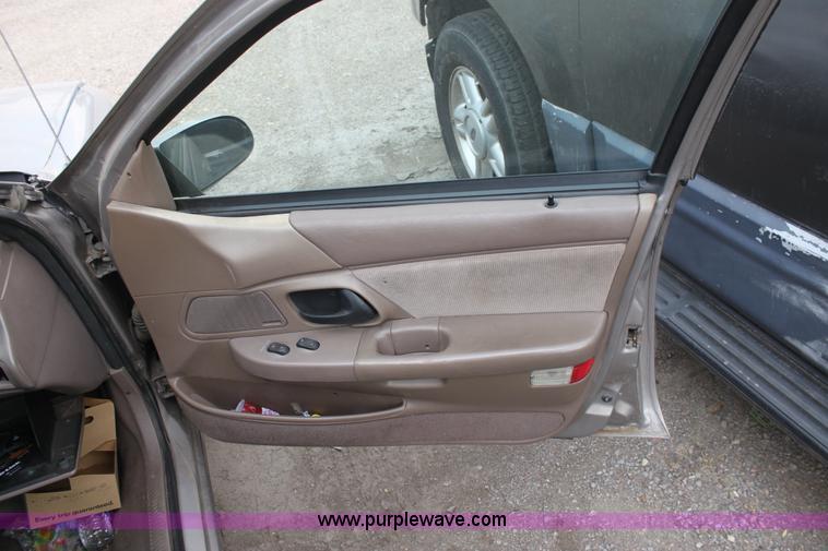 image for item D5449 1995 Ford Taurus