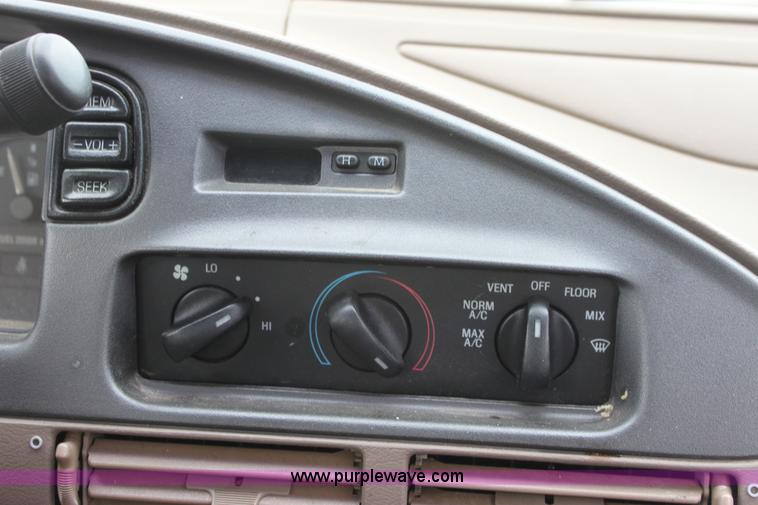 image for item D5449 1995 Ford Taurus