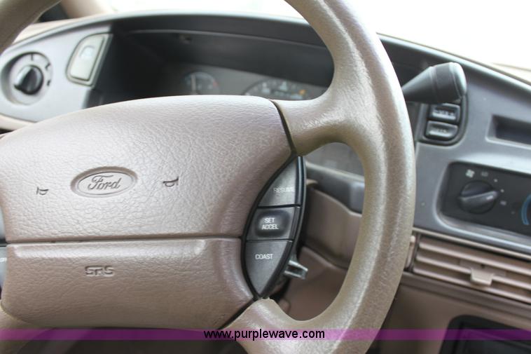 image for item D5449 1995 Ford Taurus