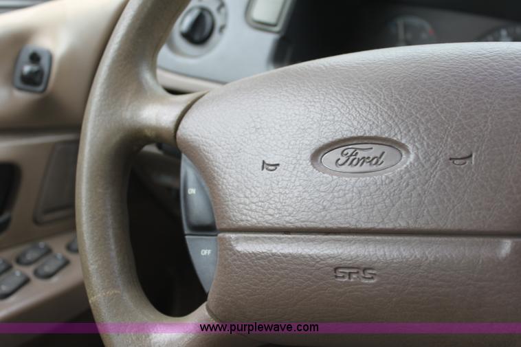 image for item D5449 1995 Ford Taurus