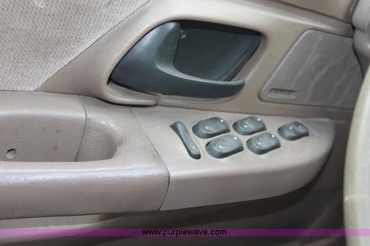 image for item D5449 1995 Ford Taurus