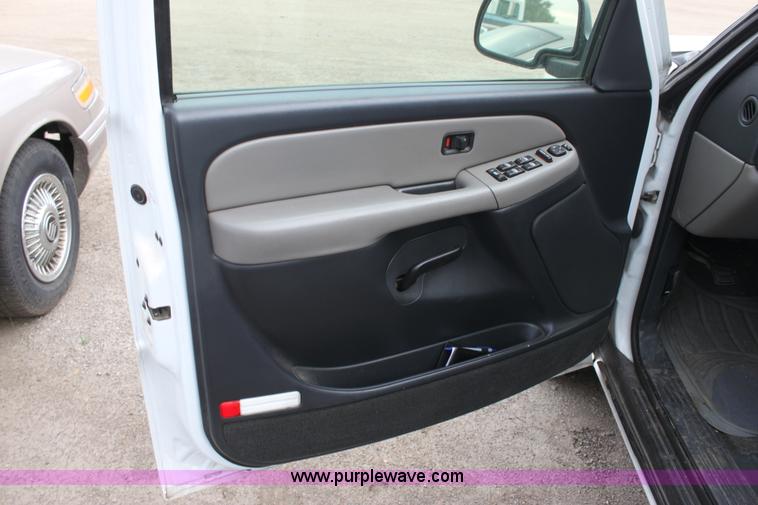 image for item D5450 2002 Chevrolet Tahoe LS SUV