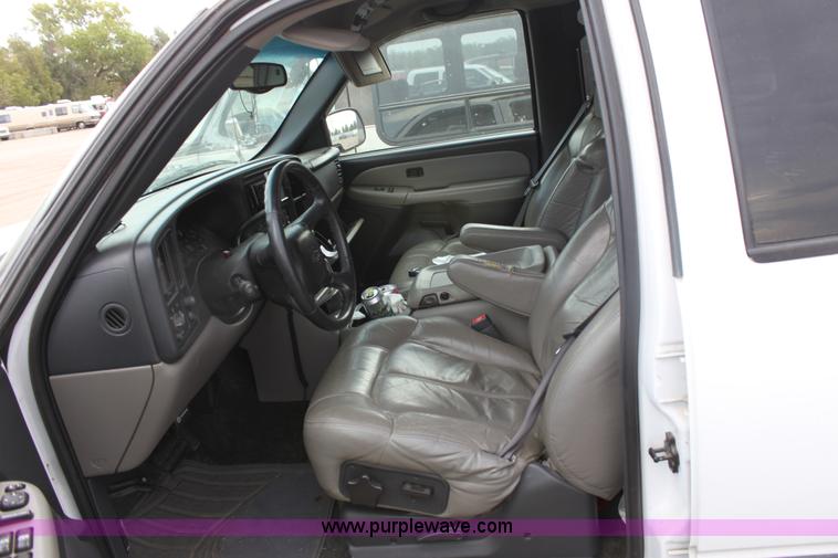 image for item D5450 2002 Chevrolet Tahoe LS SUV