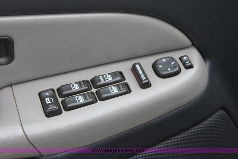 image for item D5450 2002 Chevrolet Tahoe LS SUV