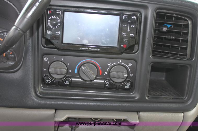 image for item D5450 2002 Chevrolet Tahoe LS SUV