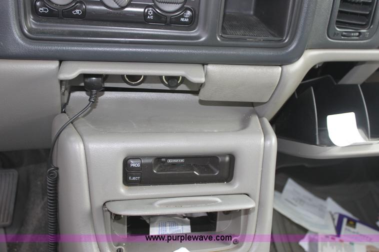 image for item D5450 2002 Chevrolet Tahoe LS SUV