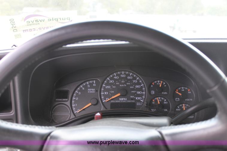 image for item D5450 2002 Chevrolet Tahoe LS SUV