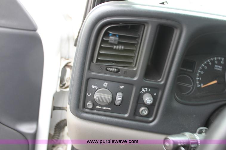 image for item D5450 2002 Chevrolet Tahoe LS SUV