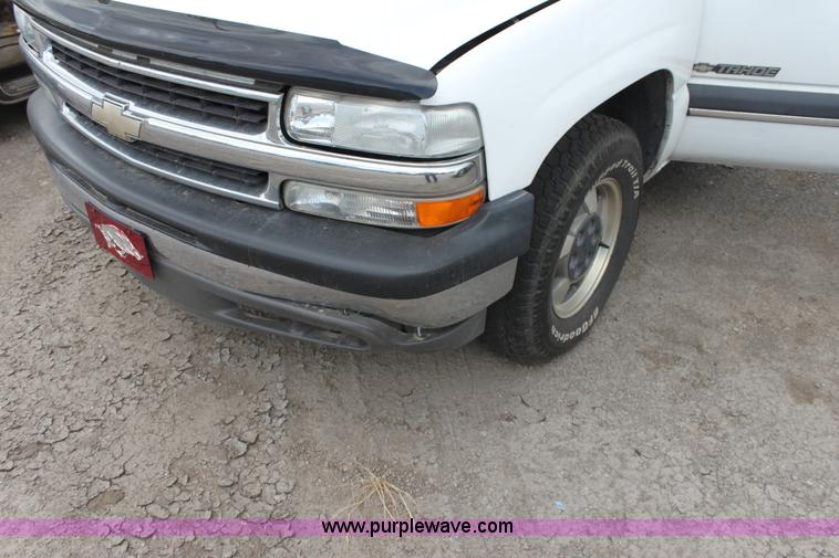 image for item D5450 2002 Chevrolet Tahoe LS SUV