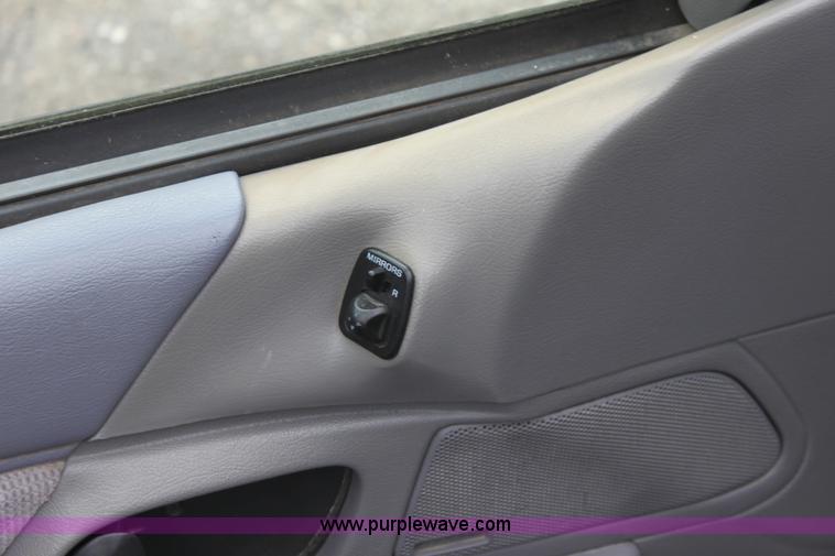 image for item D5460 1994 Ford Taurus