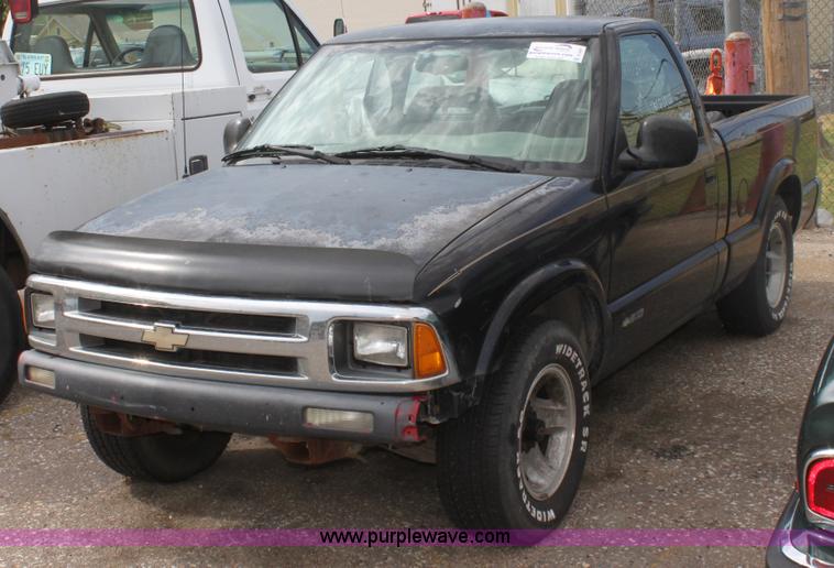 image for item D5461 1994 Chevrolet S-10 LS pickup truck