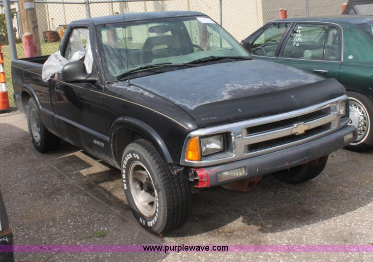 image for item D5461 1994 Chevrolet S-10 LS pickup truck