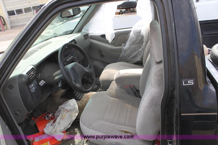 image for item D5461 1994 Chevrolet S-10 LS pickup truck