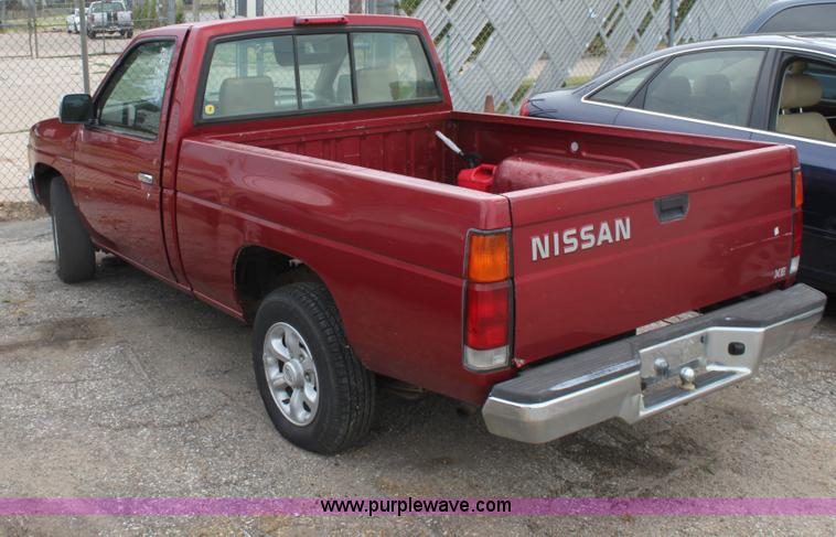 image for item D5463 1996 Nissan XE pickup truck