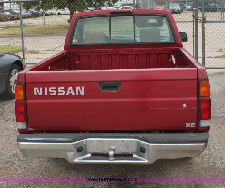 image for item D5463 1996 Nissan XE pickup truck