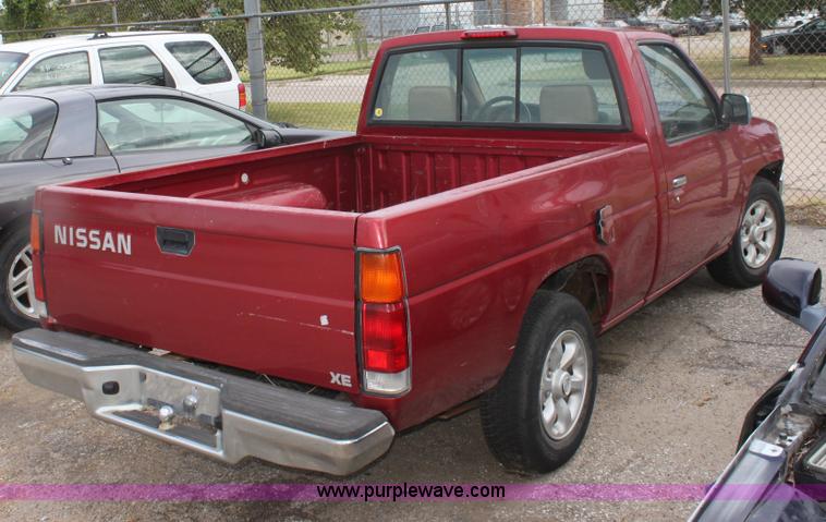 image for item D5463 1996 Nissan XE pickup truck