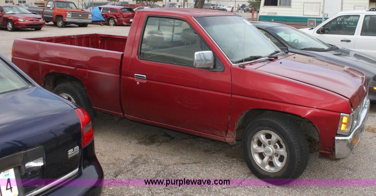 image for item D5463 1996 Nissan XE pickup truck
