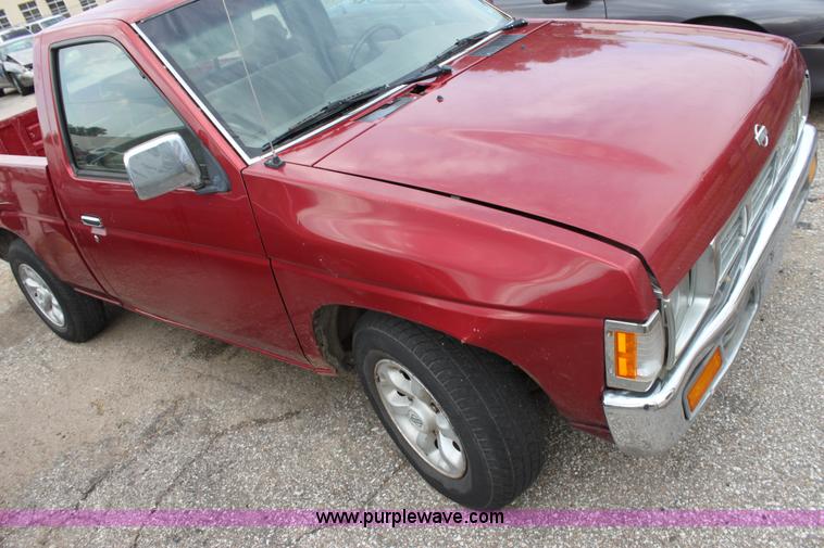 image for item D5463 1996 Nissan XE pickup truck