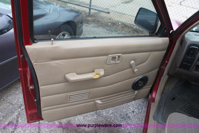 image for item D5463 1996 Nissan XE pickup truck