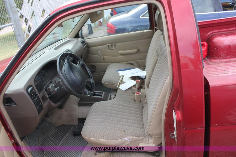 image for item D5463 1996 Nissan XE pickup truck