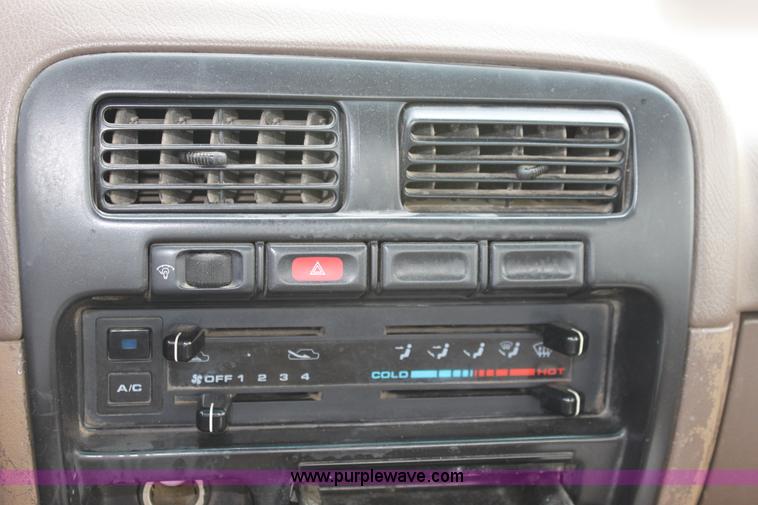 image for item D5463 1996 Nissan XE pickup truck