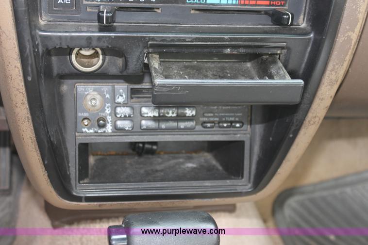 image for item D5463 1996 Nissan XE pickup truck