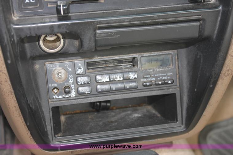 image for item D5463 1996 Nissan XE pickup truck