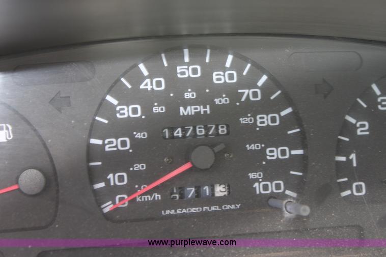 image for item D5463 1996 Nissan XE pickup truck