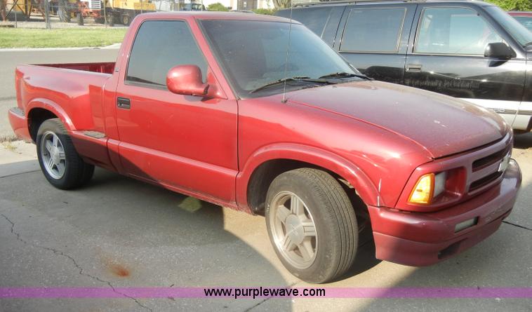 image for item D4232 1997 Chevrolet S10 LS pickup truck
