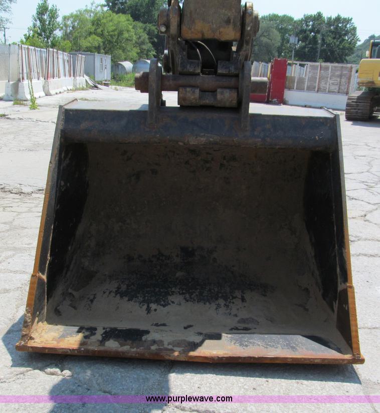 image for item C2327 2004 Komatsu PC400LC-7 excavator