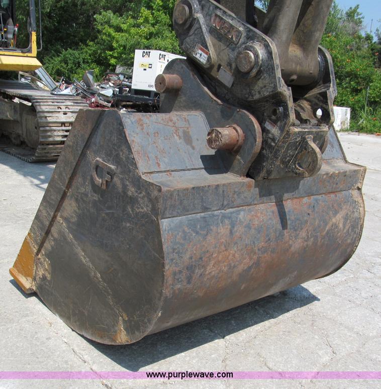 image for item C2327 2004 Komatsu PC400LC-7 excavator