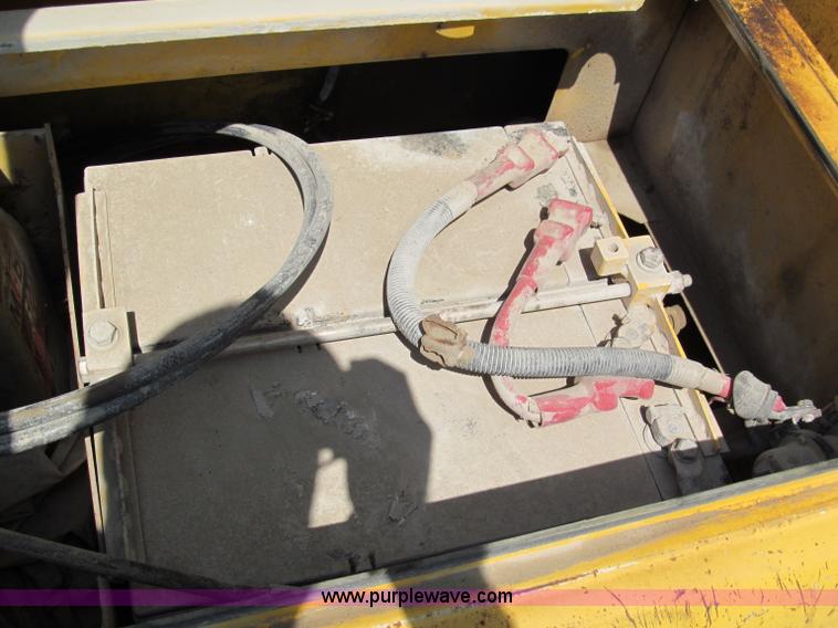 image for item C2327 2004 Komatsu PC400LC-7 excavator