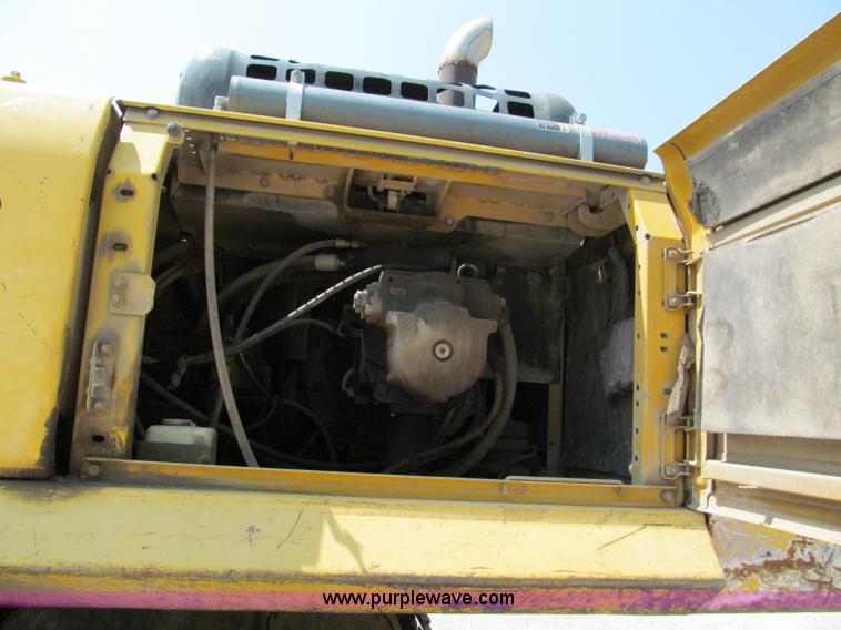 image for item C2327 2004 Komatsu PC400LC-7 excavator