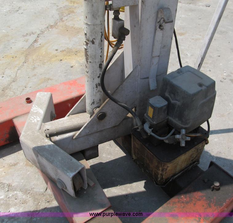image for item C2378 OTC 6,000 lb shop crane