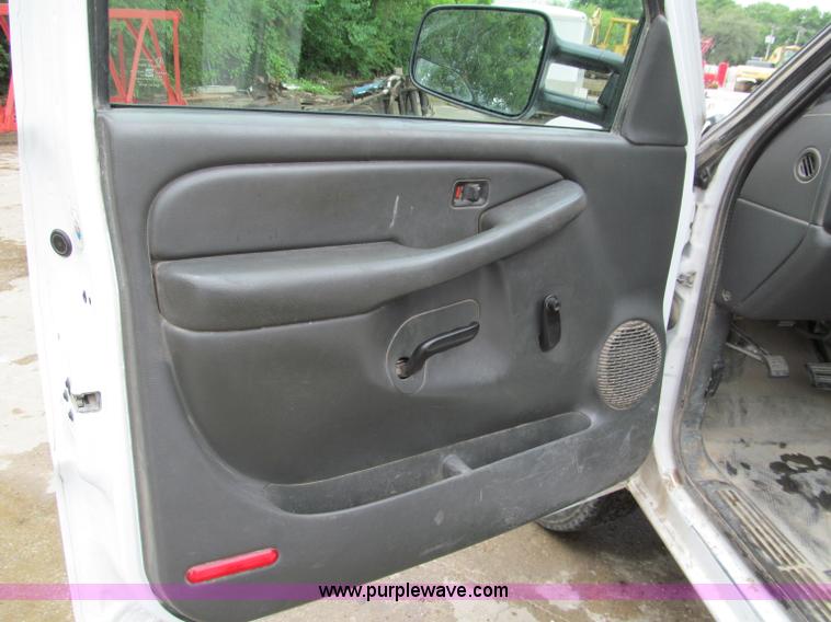 image for item C2388 2003 Chevrolet Silverado 2500 HD service truck