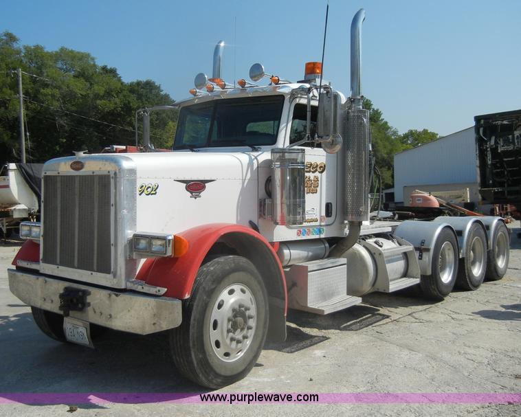 image for item D4174 2005 Peterbilt 379 triple axle semi truck