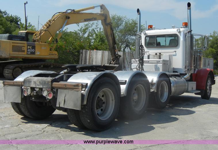 image for item D4174 2005 Peterbilt 379 triple axle semi truck