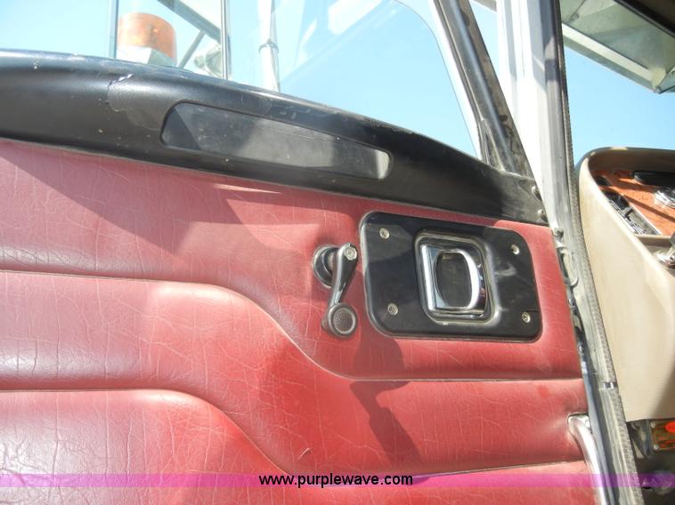 image for item D4174 2005 Peterbilt 379 triple axle semi truck