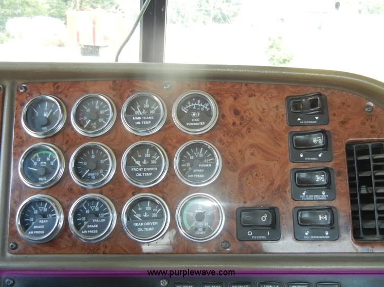 image for item D4174 2005 Peterbilt 379 triple axle semi truck