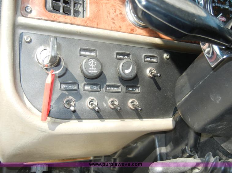 image for item D4174 2005 Peterbilt 379 triple axle semi truck