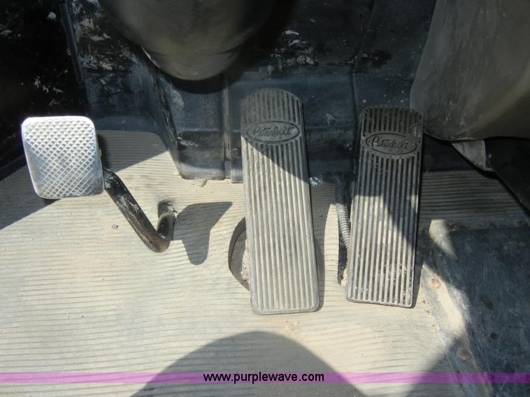 image for item D4174 2005 Peterbilt 379 triple axle semi truck