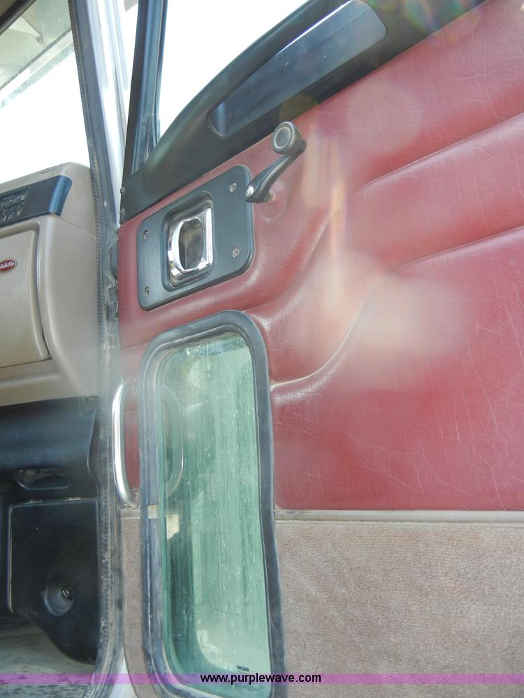 image for item D4174 2005 Peterbilt 379 triple axle semi truck