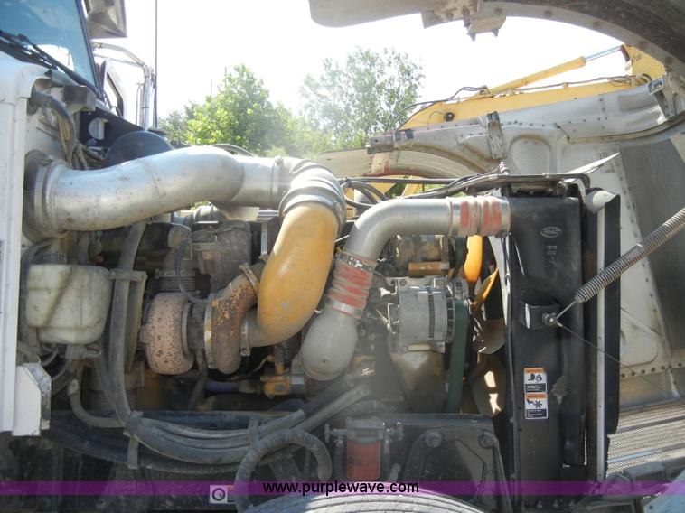 image for item D4174 2005 Peterbilt 379 triple axle semi truck